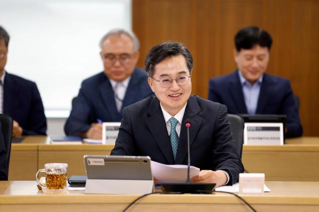 10일 오전 경기도청 율곡홀에서 김동연 경기도지사 김성중 행정1부지사 김대순 행정2부지사 고영인 경제부지사 및 경기도 실 국장 등이 참석한 가운데 6월 도정열린 회의가 열리고 있다 사진경기도