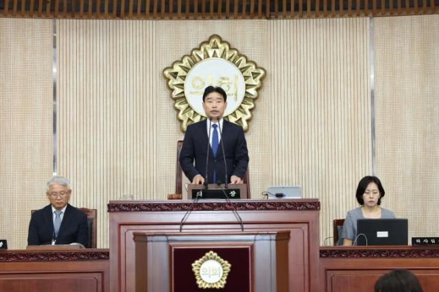 김운남 고양시의회 의장가운데이 지난 9일 개회 선언을 하고 있다 사진고양시의회