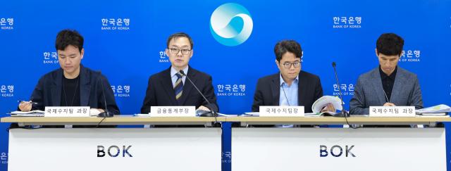 10일 오전 서울 중구 한국은행에서 개최된 2025년 4월 국제수지잠정 기자설명회
왼쪽부터 김태호 국제수지팀 과장 송재창 금융통계부장 김성준 국제수지팀장 권수한 국제수지팀 과장 한국은행