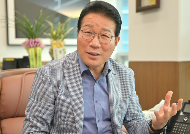 해양수산부의 부산 이전 논의가 본격화된 가운데 김진홍 부산 동구청장이 10일 성명을 통해 북항 이전을 공식 지지하고 나섰다사진부산동구청