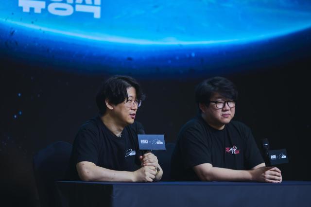 왼쪽부터 김형태 시프트업 대표 유형석 니케 총괄 제작자 사진레벨 인피니트