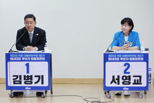 10일 서울 여의도 국회 의원회관에서 열린 더불어민주당 제22대 국회 2기 원내대표 후보 합동 토론회에서 김병기 후보가 기조발언을 하고 있다 오른쪽은 서영교 후보 사진연합뉴스