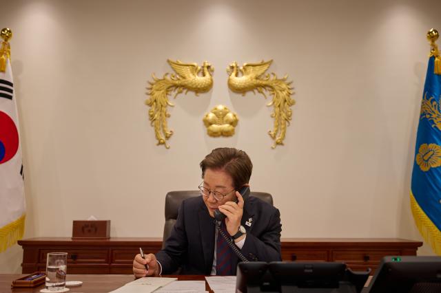 이재명 대통령이 10일 서울 용산 대통령실에서 시진핑 중국 국가주석과 전화 통화를 하고 있다사진연합뉴스