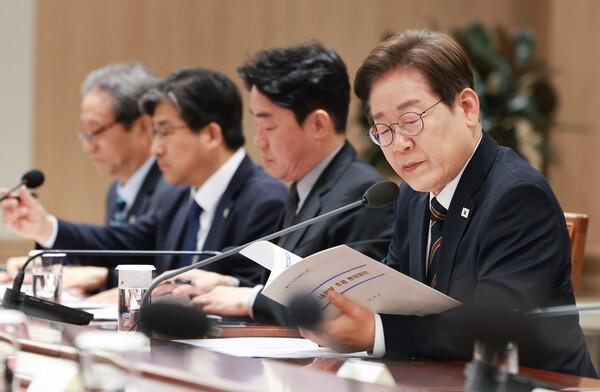 Tổng thống Lee Jae-myung đang xem tài liệu họp tại cuộc họp Lực lượng đặc nhiệm TF thanh tra kinh tế bất thường lần thứ 2 được tổ chức tại Tòa nhà Văn phòng Tổng thống ở Yongsan Seoul vào ngày 962025 ẢnhYonhap News