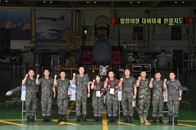 김명수 합참의장이 10일 공군11전투비행단에서 장병들을 격려하고 있다 사진합동참모본부

