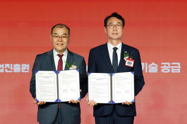 10일 수원과학대학교 신텍스에서 정명근 화성특례시장오른쪽과 홍원화 한국연구재단 이사장왼쪽이 _대학-화성시 기업 기술경쟁력 강화를 위한 업무협약_을 체결하고 기념 촬영을 하고 있다 사진화성시