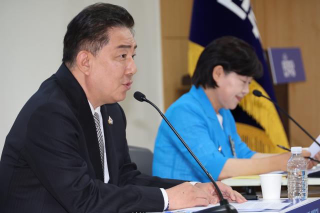 10일 서울 여의도 국회 의원회관에서 열린 더불어민주당 제22대 국회 2기 원내대표 후보 합동 토론회에서 김병기 후보가 기조발언을 하고 있다 오른쪽은 서영교 후보 사진연합뉴스