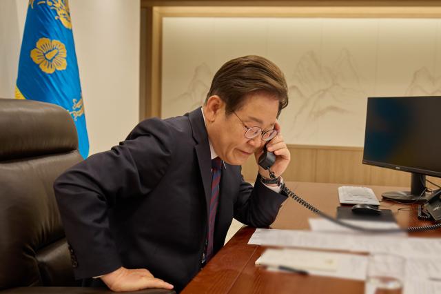 이재명 대통령이 10일 서울 용산 대통령실에서 시진핑 중국 국가주석과 전화 통화를 하고 있다 사진대통령실