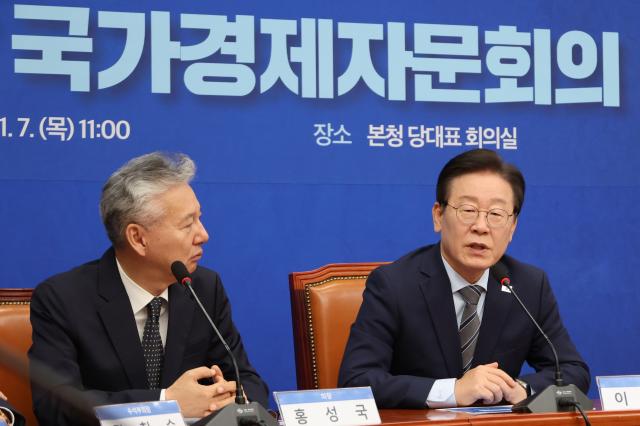이재명 대통령오른쪽이 지난해 11월 더불어민주당 당 대표 시절 서울 여의도 국회에서 열린 국가경제자문회의 출범식에서 발언하고 있다 사진연합뉴스