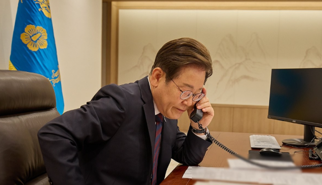 Lee invites Xi to APEC summit in first phone talks