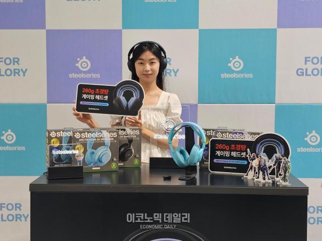 모델이 아크티스 노바 3P3X 무선 게이밍 헤드셋을 소개하고 있다사진선재관 기자