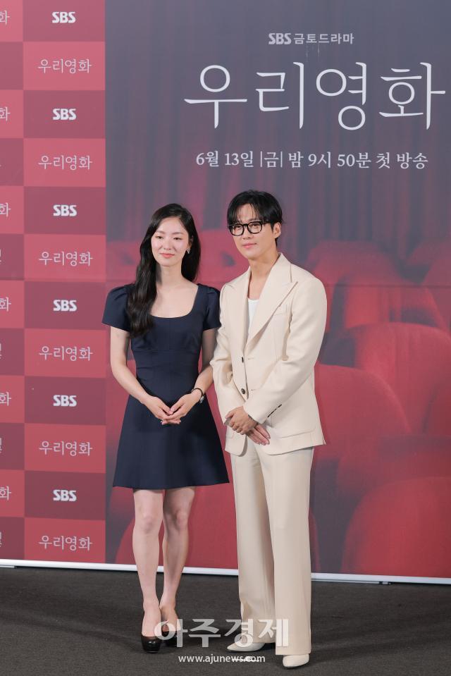 배우 전여빈왼쪽과 남궁민이 10일 오후 서울 용산구 CGV용산 아이파크몰에서 열린 SBS 새 금토드라마 우리영화 제작발표회에 참석해 포즈를 취하고 있다 20250610사진유대길 기자 dbeorlf123ajunewscom