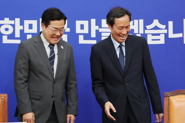 더불어민주당 박찬대 대표 직무대행 겸 원내대표가 10일 서울 여의도 국회에서 우상호 대통령실 정무수석을 접견하고 있다 사진연합뉴스