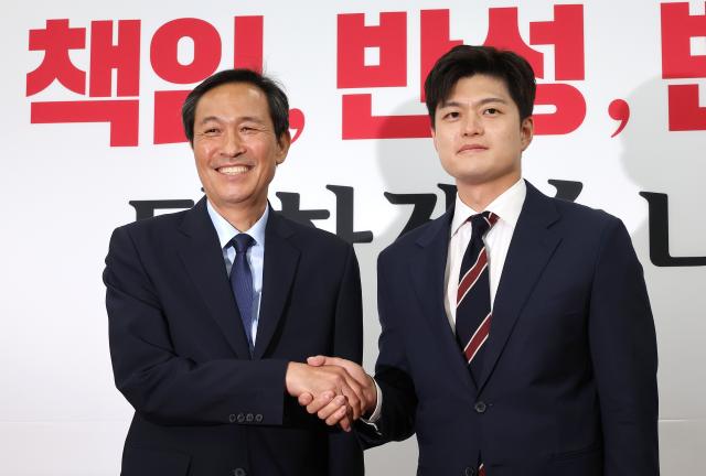 김용태 국민의힘 비상대책위원장오른쪽과 우상호 대통령실 정무수석이 10일 국회에서 만나 인사하고 있다사진연합뉴스