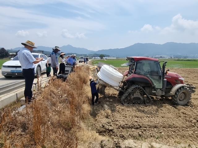 곡성군이 관내 시범사업 현장에서 ‘무굴착 왕겨충진형 배수기술’의 시공 과정을 농업인들에게 시연하고 있다 사진곡성군