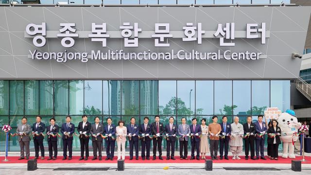 오장석 한국자산관리공사캠코 공공개발부문 총괄이사오른쪽 둘째를 비롯한 관계자들이 10일 인천 중구 영종복합문화센터에서 센터 준공을 기념하는 사진을 촬영하고 있다 사진한국자산관리공사