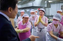 李在明与总统府食堂员工亲切交谈