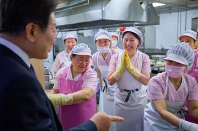 李在明与总统府食堂员工亲切交谈