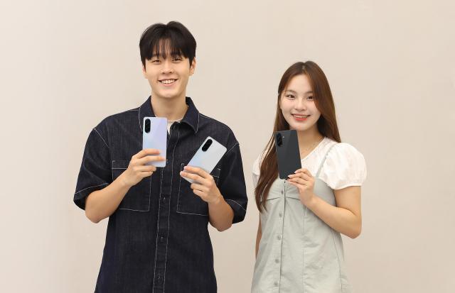 삼성전자 모델들이 새롭게 출시한 ‘갤럭시 A36 5G’를 소개하는 모습 사진삼성전자