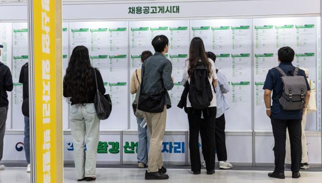 韓国の就業者数、13カ月ぶりに20万人台回復…最長期間続いた建設業減少
