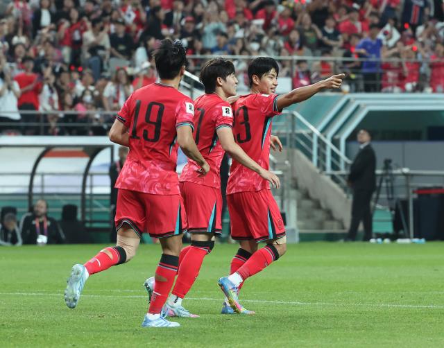10일 서울월드컵경기장에서 열린 2026 북중미 월드컵 아시아 3차 예선 최종전 한국과 쿠웨이트의 경기 전진우가 상대 자책골을 유도한 뒤 기뻐하고 있다 사진연합뉴스
