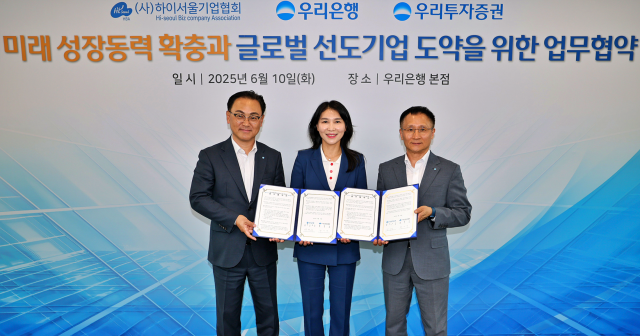 지난 10일 서울 중구 소재 우리은행 본점에서 왼쪽부터 배연수 우리은행 기업그룹장 박미경 하이서울기업협회장 남기천 우리투자증권 대표가 미래 성장동력 확충과 글로벌 선도기업 도약을 위한 업무협약 체결 후 기념 촬영을 하고 있다 사진우리은행