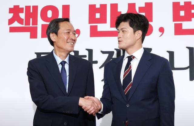 김용태 국민의힘 김용태 비상대책위원장오른쪽과 우상호 대통령실 정무수석이 10일 국회에서 만나 인사하고 있다 사진연합뉴스