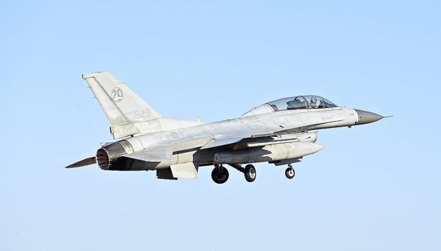 韓国KF-16戦闘機、アラスカで離陸中に事故…パイロット緊急脱出