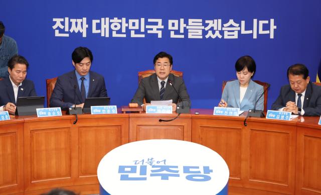 박찬대 더불어민주당 당 대표 직무대행 겸 원내대표가 11일 서울 여의도 국회에서 열린 최고위원회의에서 발언하고 있다 사진연합뉴스