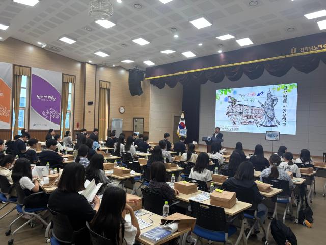 전라남도여수교육지원청교육장 백도현은 지난 5일 ‘지역주도형 글로컬독서인문학교 입학식’을 열고 이순신 의義 정신을 바탕으로 한 본격적인 인문교육 운영에 들어갔다 사진여수교육청