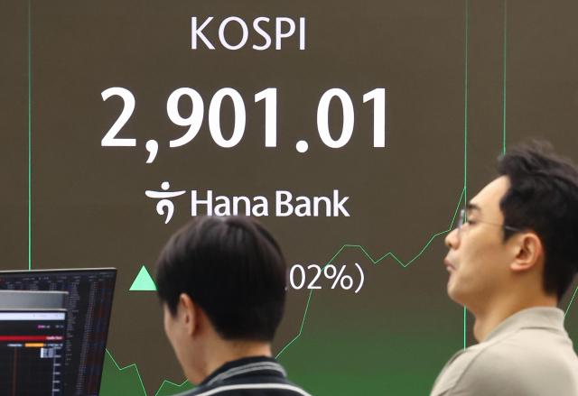 11일 오전 서울 중구 하나은행 본점 딜링룸 현황판에 코스피가 표시돼 있다 사진연합뉴스