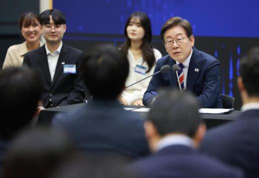 Lee confirms presidential watch plan, puts tradition back on track