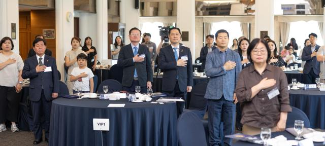11일 오전 서울 중구 한국프레스센터에서 열린 제3회 보훈 신춘문예 시상식에서 참석자들이 국기에 대한 경례를 하고 있다 20250611사진유대길 기자 dbeorlf123ajunewscom