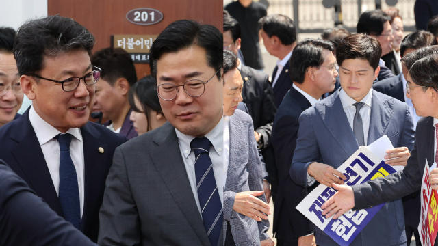 박찬대 더불어민주당 대표 직무대행 겸 원내대표와 진성준 정책위의장이 지난 10일 서울 여의도 국회에서 열린 마지막 원내대책회의에 참석하고 있다 사진 왼쪽 김용태 국민의힘 비상대책위원장이 11일 이재명 대통령의 공직선거법 위반 사건의 파기환송심을 사실상 무기한 연기한 서울고등법원 앞에 열린 현장 의원총회에 참석했다 사진연합뉴스