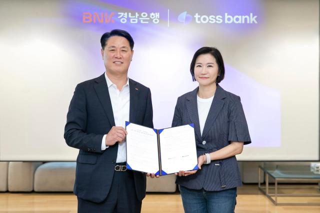 BNK경남은행 김태한 은행장사진 왼쪽과 토스뱅크 이은미 은행장이 ‘공동 상품 개발 및 상호 혁신을 위한 협약’을 체결하고 있다