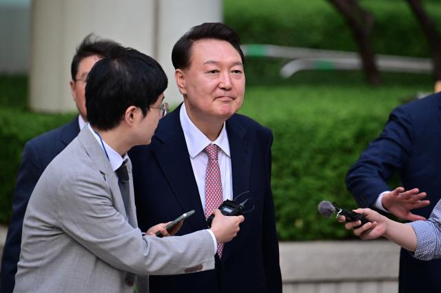 윤석열 전 대통령이 9일 서울 서초구 서울중앙지방법원에서 열린 내란 우두머리 혐의·직권남용 권리행사 방해 혐의 사건 6차 공판에 출석한 뒤 법정을 나서고 있다사진연합뉴스