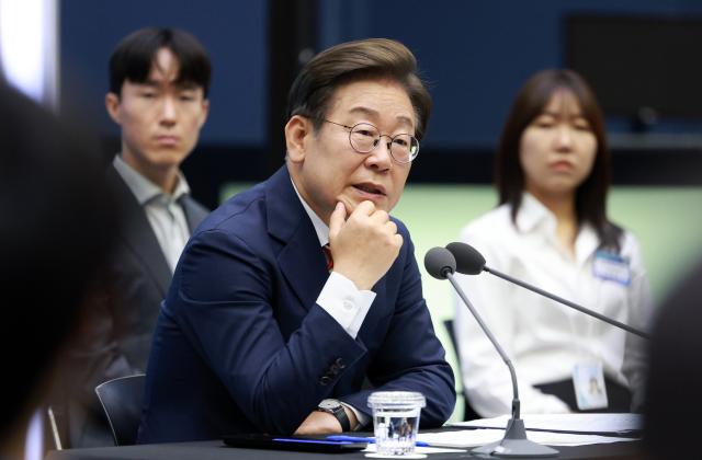 이재명 대통령이 11일 서울 영등포구 한국거래소에서 열린 주식시장 불공정거래 근절을 위한 현장 간담회에서 참석자 질문에 답하고 있다사진연합뉴스