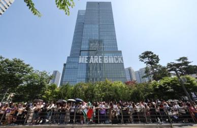 全球阿米齐聚HYBE大楼前 庆祝智旻柾国退伍