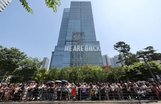 全球阿米齐聚HYBE大楼前 庆祝智旻柾国退伍