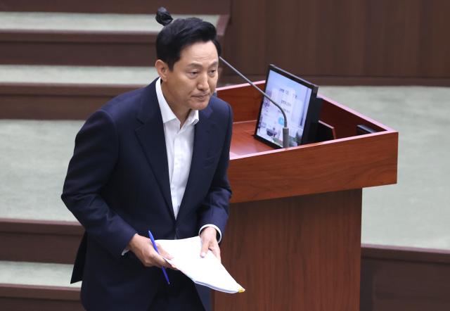오세훈 서울시장이 11일 서울 중구 서울시의회에서 열린 제331회 정례회 시정질문에 참석 질문에 답한 뒤 자리로 향하고 있다 연합뉴스
