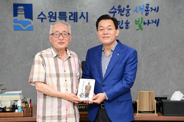 이재준 시장오른쪽이 박환 고려학술문화재단 이사장과 평전을 들고 기념 촬영을 하고 있다사진수원시