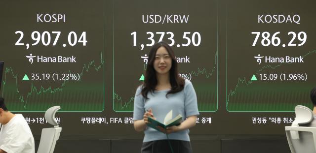 11일 서울 중구 하나은행 딜링룸 현황판에 코스피·코스닥 종가가 표시돼있다 사진연합뉴스