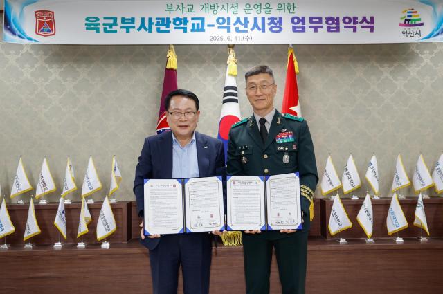 정헌율 익산시장왼쪽과 김경중 육군부사관학교장이 11일 문화·체육시설 개방을 위한 업무협약을 체결하고 있다사진익산시