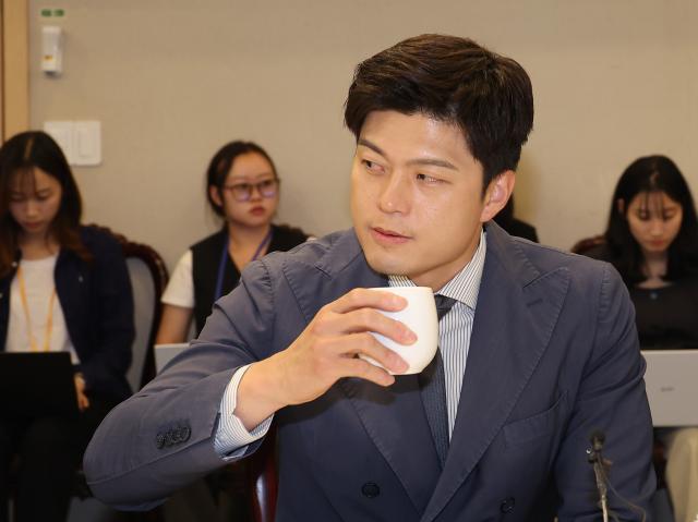 김용태 국민의힘 비상대책위원장이 11일 서울 여의도 한 식당에서 열린 당 상임고문단과의 회의에 참석해 물을 마시고 있다 사진연합뉴스