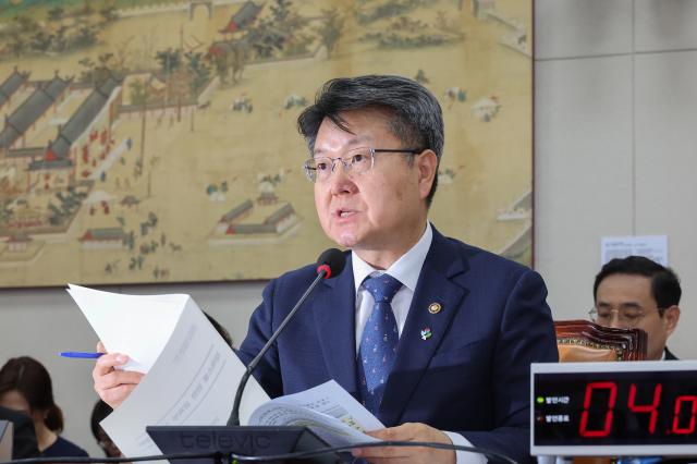 오석환 교육부 차관이 11일 서울 여의도 국회에서 열린 교육위원회 전체회의에서 질의에 답하고 있다사진연합뉴스