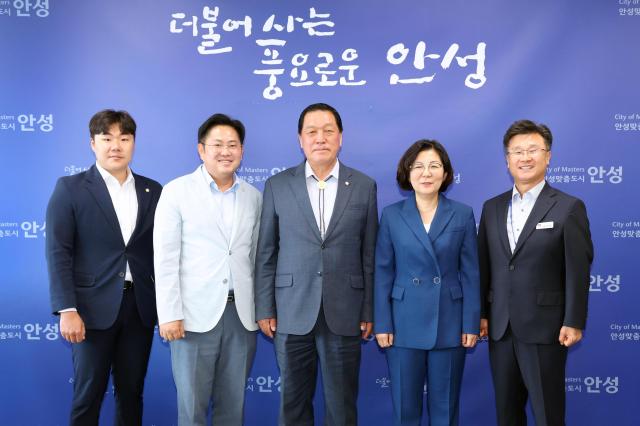왼쪽부터 최승혁 의원 최호섭 의원 안정열 의장 김보라 시장 남상은 부시장 사진안성시