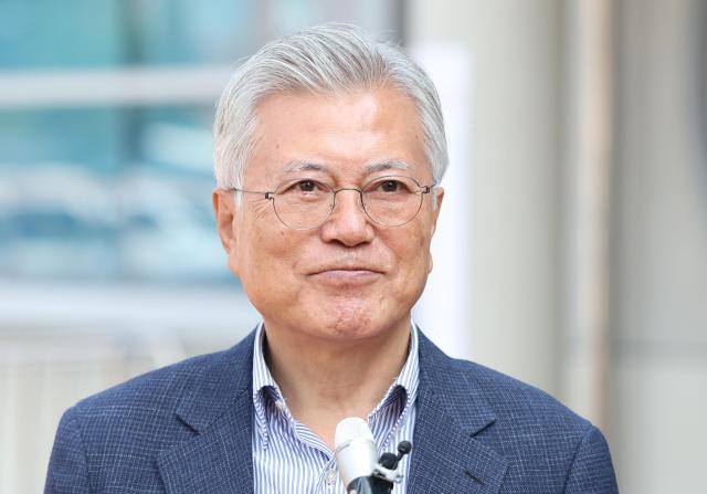 문재인 전 대통령이 21대 대선 사전투표 첫날인 29일 오전 경남 양산시 하북면 주민자치센터에 마련된 사전투표소에서 투표 후 취재진 질문을 경청하고 있다 사진연합뉴스