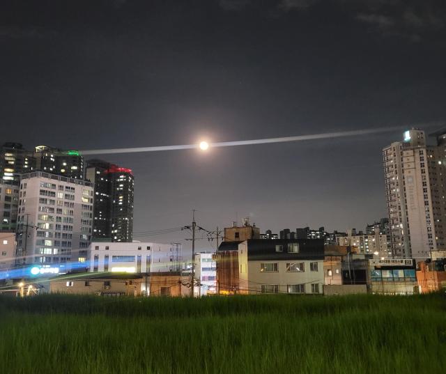 낮게 뜬 보름달 사진아주경제DB