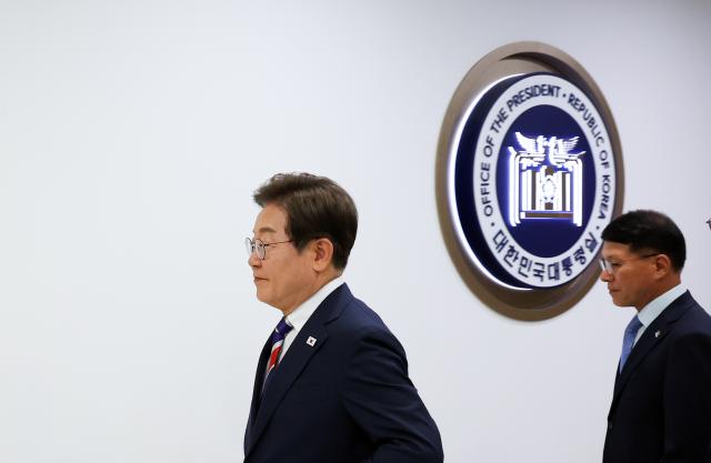 이재명 대통령이 11일 서울 용산 대통령실 기자식당에서 출입기자들과 점심식사 후 이동하고 있다 오른쪽은 황인권 대통령경호처장 사진연합뉴스