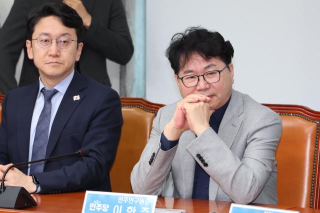 더불어민주당 이한주 민주연구원장이 5일 서울 여의도 국회에서 열린 최고위원회의에서 박찬대 대표 권한대행 겸 원내대표의 발언을 듣고 있다 사진연합뉴스